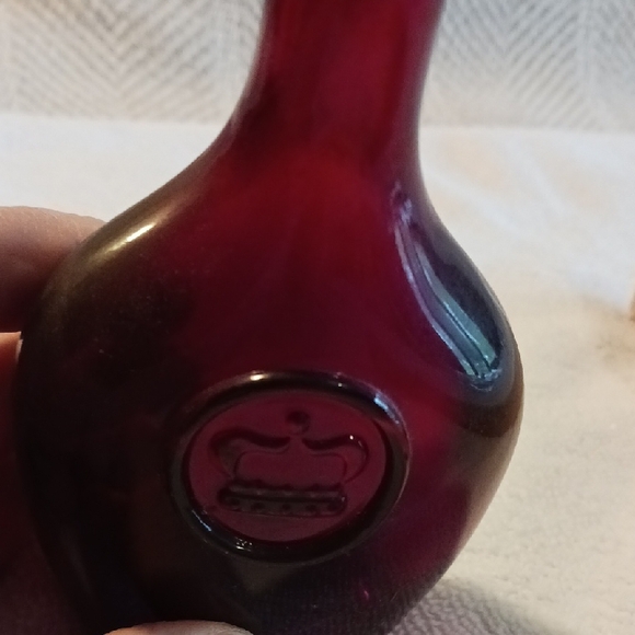 Elegant Red Glass Bottle - Picture 4 of 7